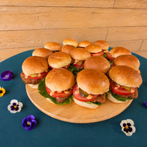 Mini burgery ze stripsem, sałatą, pomidorem i ogórkiem- BOX 8 szt.